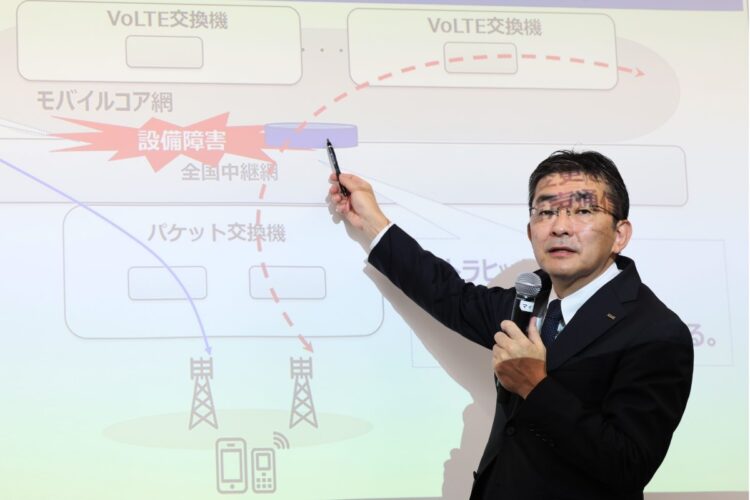 通信障害に関して説明するKDDIの高橋誠社長（時事通信フォト）