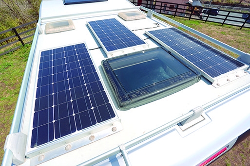ソーラーパネルは300W。ソーラーパネルとリチウムイオン電池により外部充電だけに頼らない自立的な電気の活用が可能