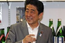 宮城県南三陸町を訪れ日本酒を購入した安倍元首相（写真／時事通信フォト）