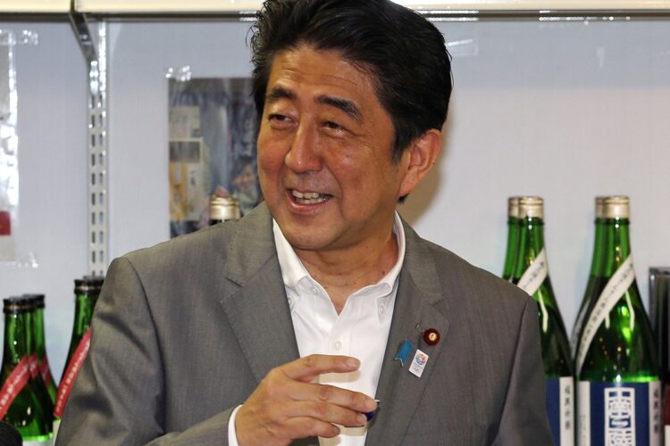 宮城県南三陸町を訪れ日本酒を購入した安倍元首相。2013年撮影（写真／時事通信フォト）