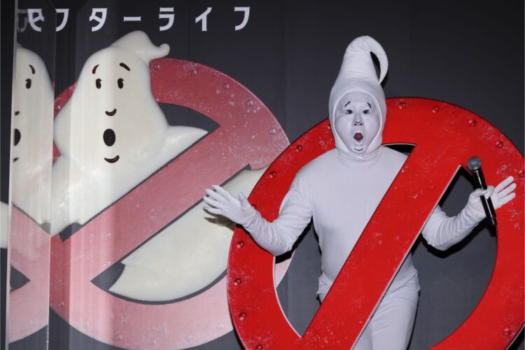ゴーストバスターズのキャラクターになりきる松尾