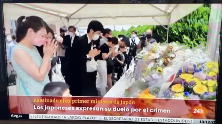 フランスではテレビのニュースでも日本の様子を報道していた（筆者撮影）