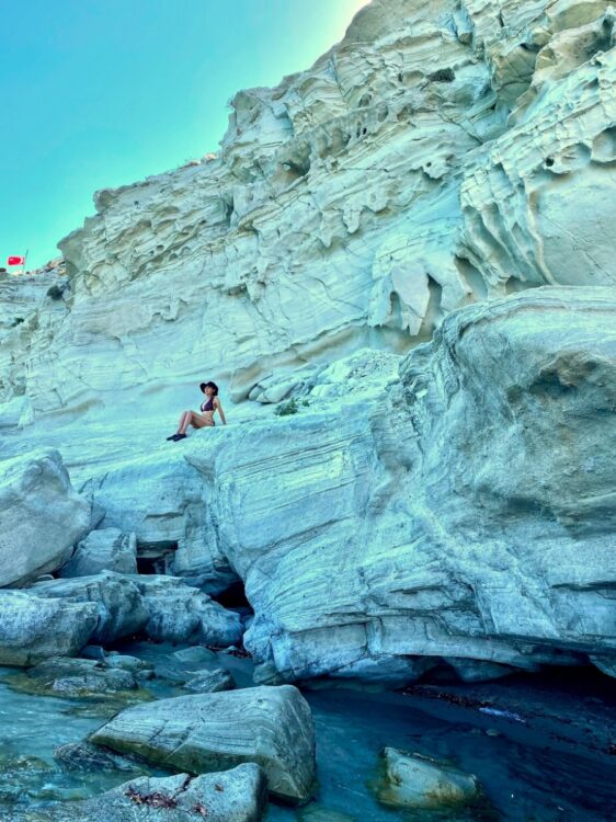 石灰でできた渓谷から海を眺める