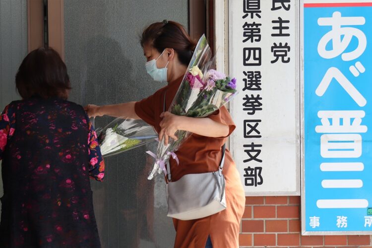 山口県下関市にある、安倍元首相の事務所へ弔問に訪れる支援者（写真／時事通信フォト）