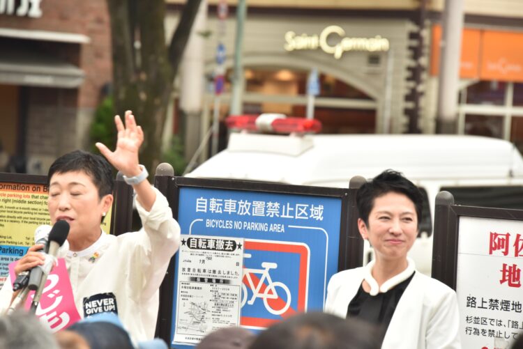 今回の参院選で全国比例から出馬していた辻元清美候補と街頭演説した蓮舫候補。蓮舫候補は、いつもタスキを着用しない（撮影：小川裕夫）