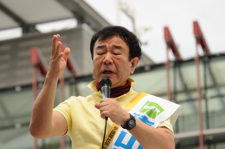 2016年の参院選。東京・上野駅の街頭演説で、名前やタスキについて説明した青山繁晴候補（撮影：小川裕夫）