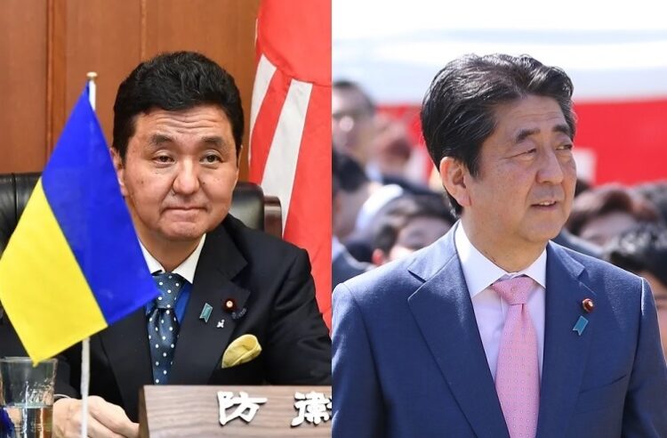 岸信夫氏（左）が閣僚になることを望んでいたのは安倍元首相だという