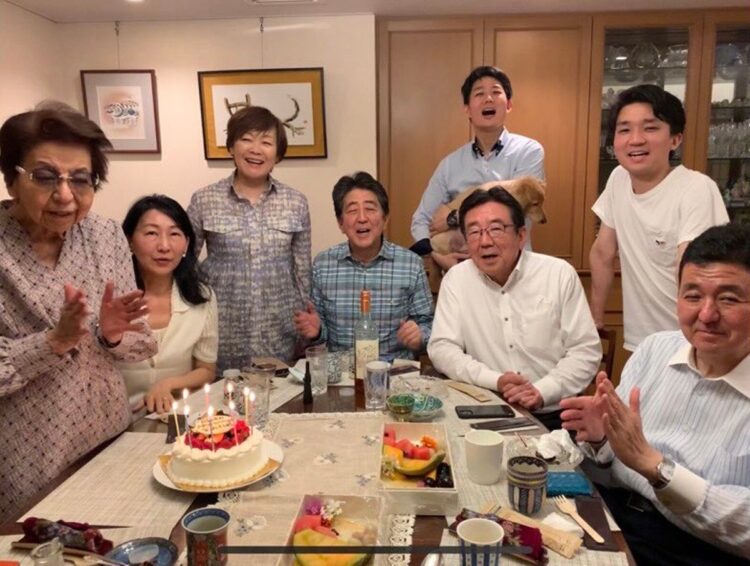 家族の貴重写真も（安倍氏のTwitterより）