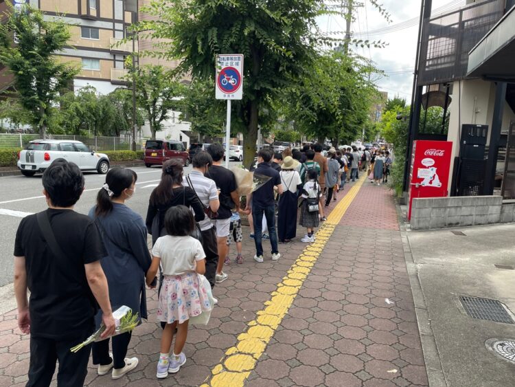 事件現場は献花に訪れた人で列ができた