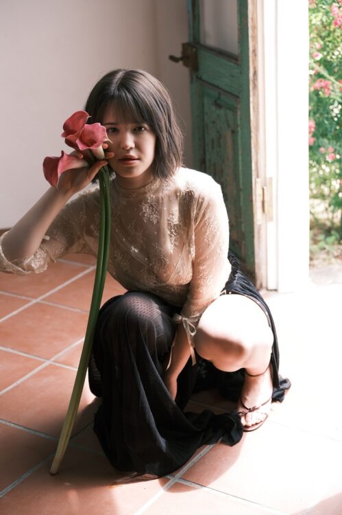 その美しい瞳と肢体に、魅了される