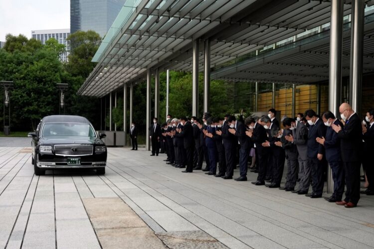 安倍氏の遺体をのせた車は首相官邸も通った（時事通信フォト）