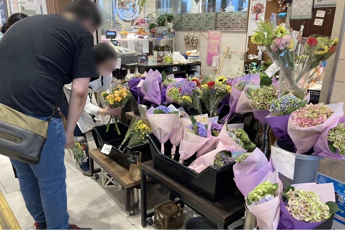銃撃事件 1日1万本以上の献花を売り続けた生花店店主 花が心の痛みを癒せるのなら Newsポストセブン