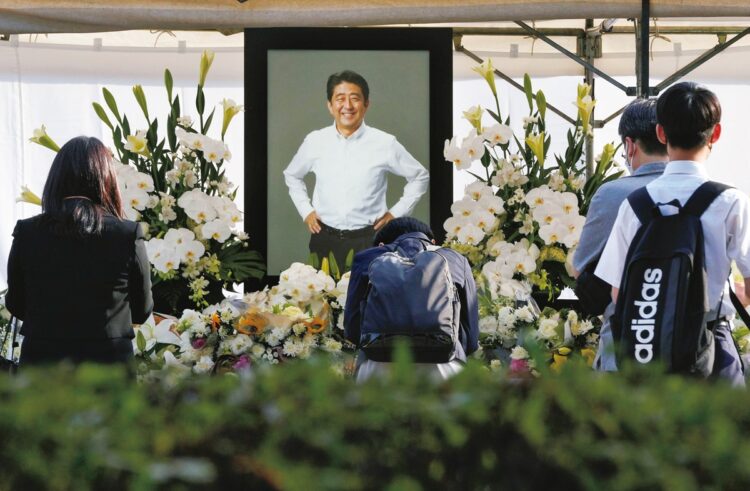 オバ記者が安倍元首相の国葬について思うのは（時事通信フォト）