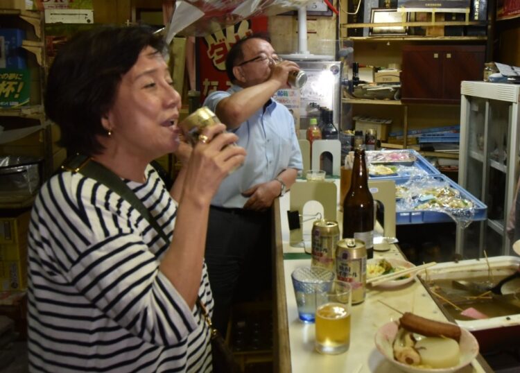 馴染み客が必ず頼むのは店の名物、関東煮(かんとだき)