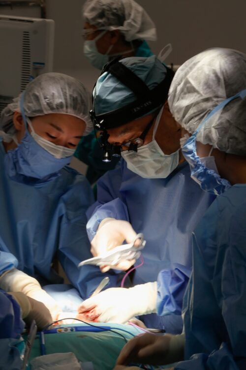 甲状腺がん手術を執刀する筒井医師（右から2人目）。手術には必ず3人以上の専門医で臨む。緻密で正確無比な手技は芸術的と評される