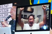 当選が決まりドバイからの中継で喜ぶガーシー氏(写真/共同通信社)