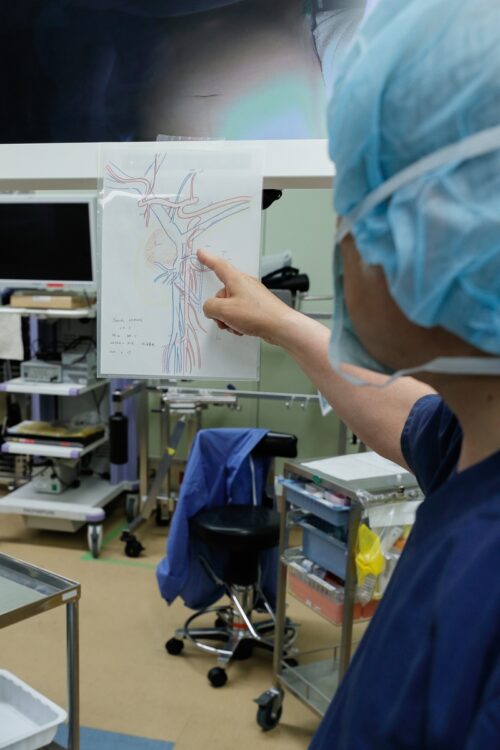 前日までに患者の血管やすい臓の位置をスタッフがイラスト化する。見学に訪れる医師は、手術がイラスト通りに進行していくことに驚くという