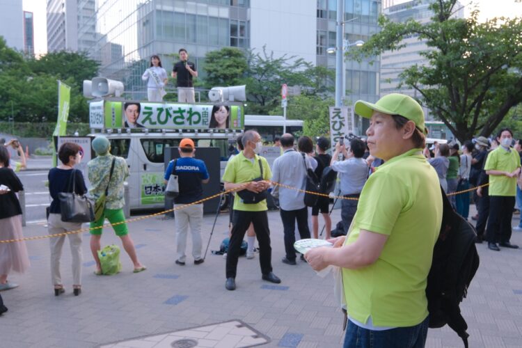 ボランティア活動に汗を流すジャーナリスト・横田増生氏