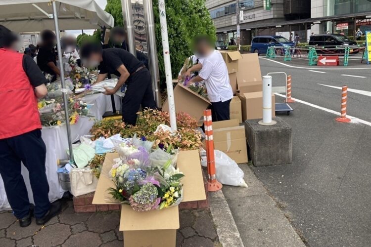 想いが込められた花が段ボールに