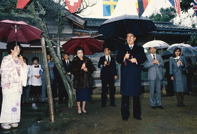 1987年冬、総裁選出馬を表明した父・安倍晋太郎（写真中央）が、実家のある山口県長門市油谷に帰郷。晋太郎は行く先々に安倍氏（右から2人目）を同行させ、自身の後継者として周囲に印象づけをしていたという