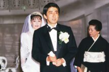 1987年6月に新高輪プリンスホテルで行なわれた結婚式会場での安倍晋三・昭恵夫妻。2人の出会いは見合いで、仲人は福田赳夫元総理夫妻が務めた