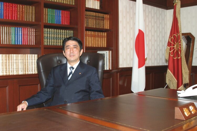 2006年9月、総裁選に勝利した安倍氏が“総裁の椅子”に座った瞬間。「美しい国づくり」を目指した戦後レジームの脱却は、ここから始まった