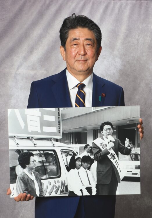 総理辞任から約1年後の21年6月、1993年に初出馬した時の写真を手に撮影。政治家としての出発点と最晩年が凝縮された一枚
