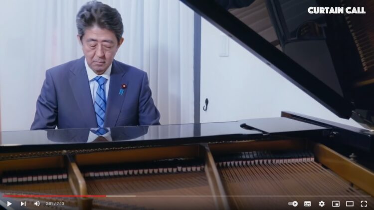 『花は咲く』を弾いた安倍氏（安倍氏のYouTubeチャンネルより）