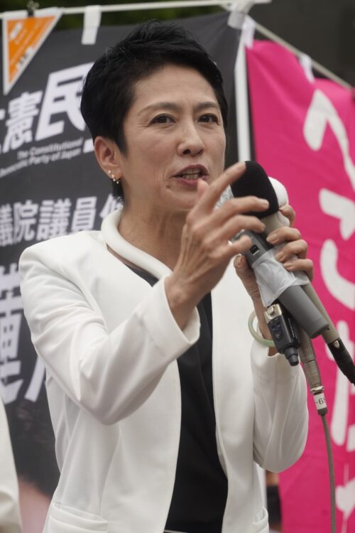 第26回参議院選挙に立候補し、有権者に支持を訴える蓮舫候補（時事通信フォト）