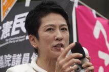 第26回参議院選挙に立候補し、有権者に支持を訴える蓮舫候補（時事通信フォト）