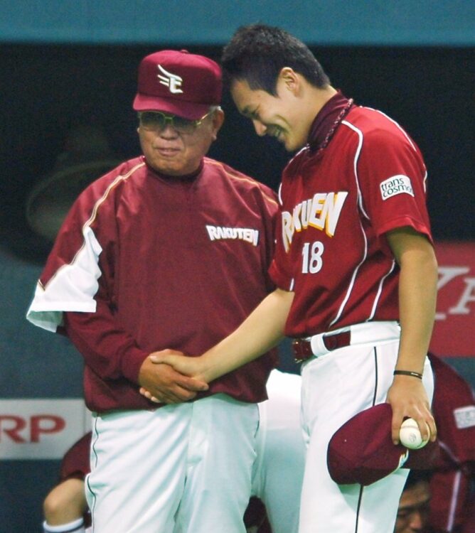 勝利にガッツリ握手する野村元監督と田中（時事通信フォト)