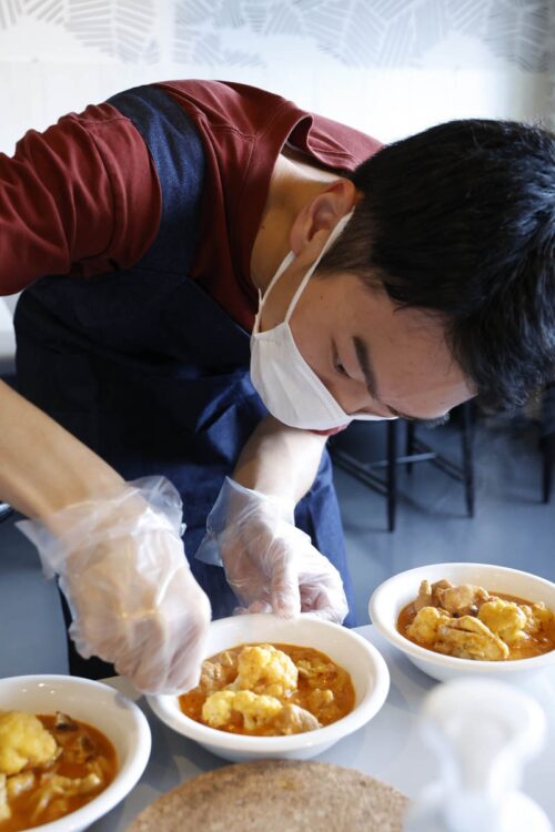 鶏肉は焼き上げた状態でタンドリーチキンとしても楽しめますよ