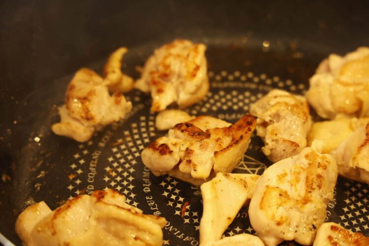 鶏もも肉は皮目から焼いてパリッと感と鶏の油でジューシーに。なすは油を多めにして焼くとクリーミーな味わいになる