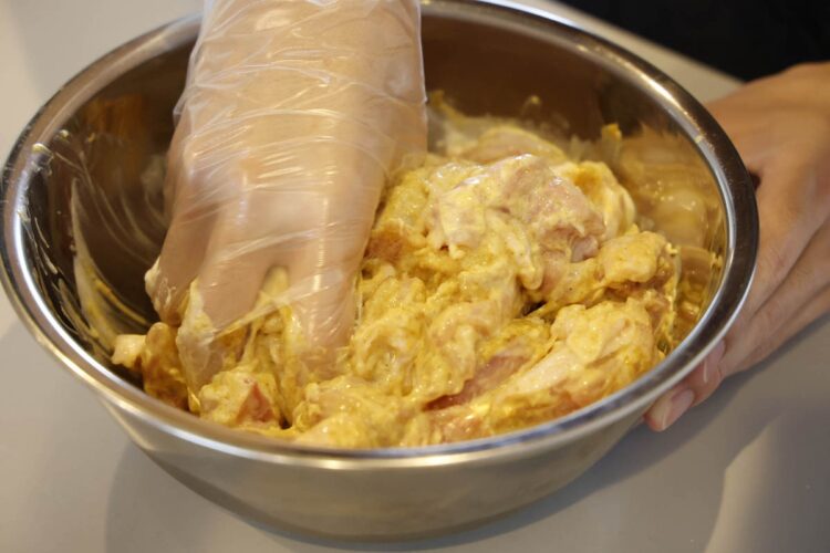 鶏肉はヨーグルトに漬け込む時間が長いほどやわらかく、まろやかになる