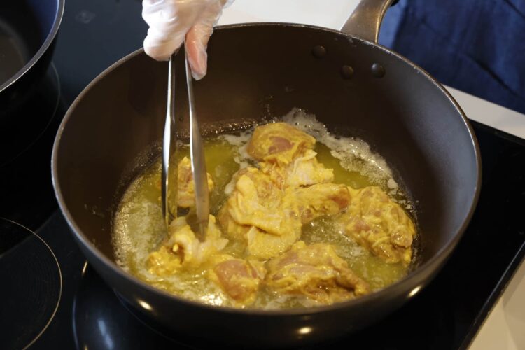 バターはたっぷり使うことで本格的な味に近づく。鶏肉は揚げ焼きするイメージで