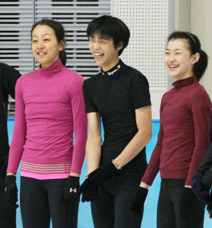 背中を追った憧れの浅田真央（左）と羽生（中央）、村上佳菜子（右。写真は2010年8月）