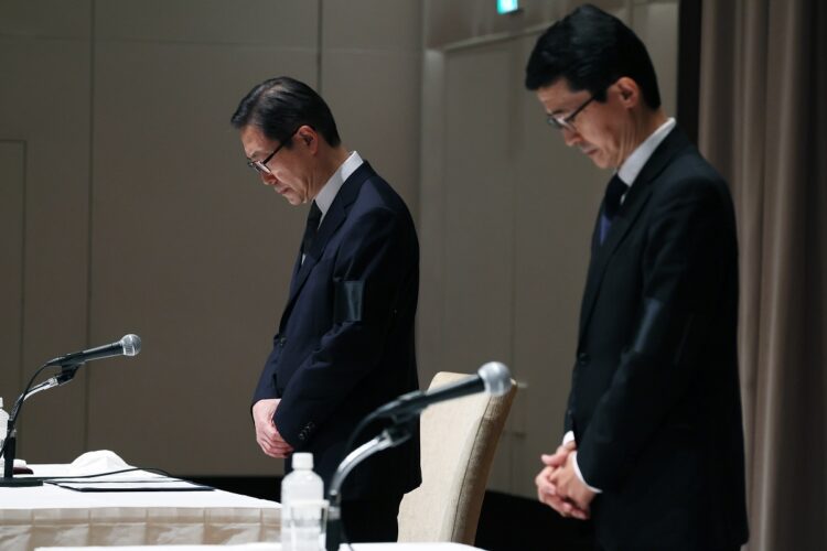 会見で安倍元首相に黙祷する統一教会の田中富広会長（左）ら（時事通信フォト）