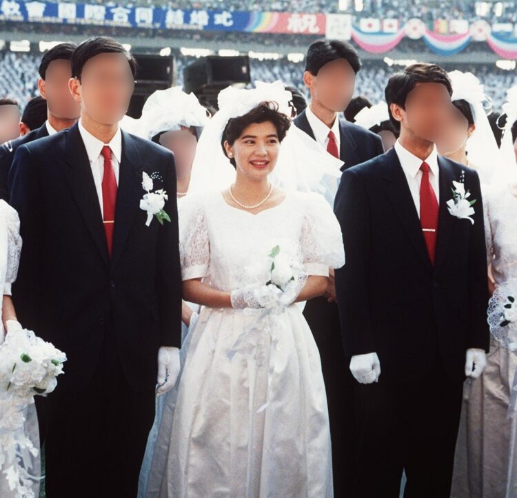 1992年の合同結婚式に参加した桜田（時事通信フォト）