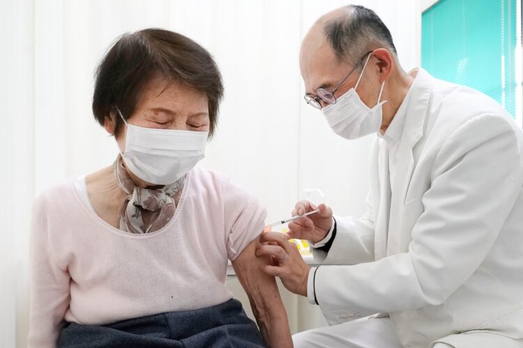 岸田首相は4回目接種の対象を拡大した（時事通信フォト）