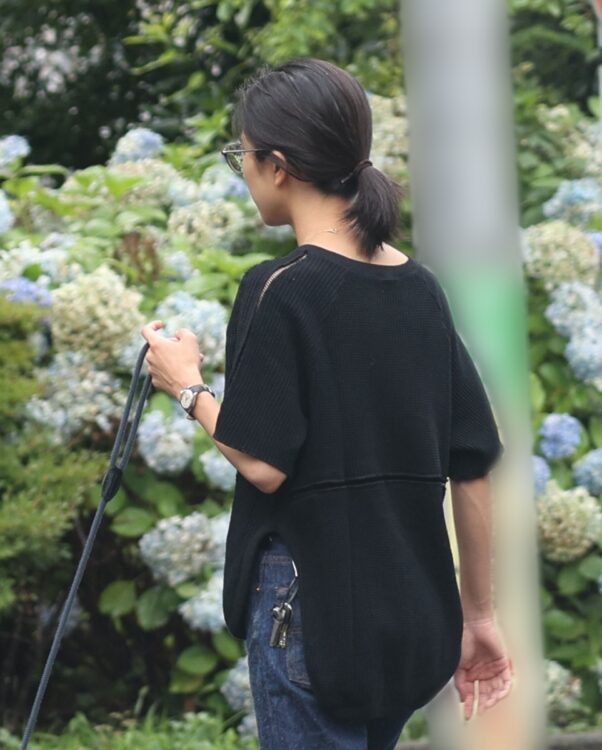 遅咲きの紫陽花の前、愛犬と歩いていた売れっ子女優（2022年7月中旬）