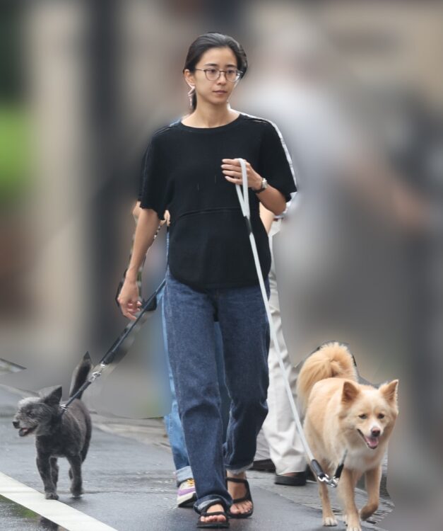 2匹の愛犬・シャディとコハダを散歩させる黒島（写真は2022年7月中旬）