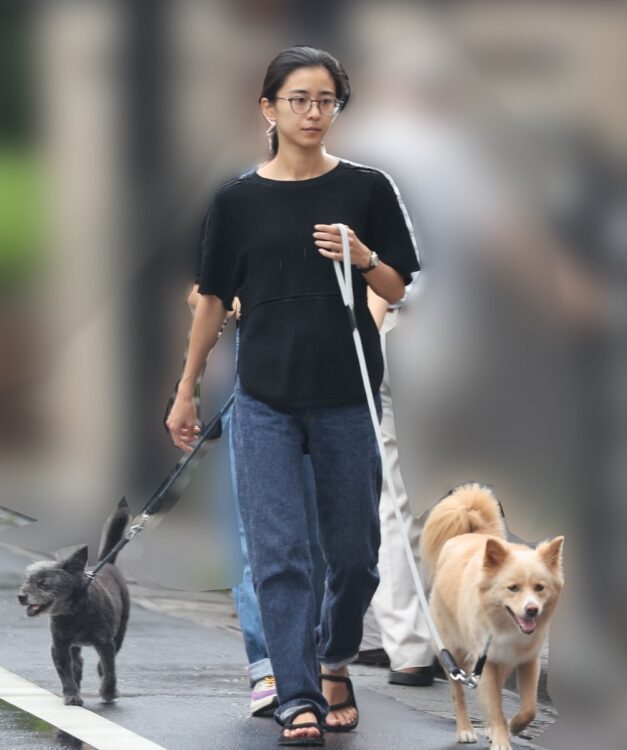 2匹の愛犬・シャディとコハダを散歩させる黒島