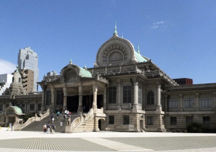 一年中、観光客がひっきりなしに訪れる築地本願寺（写真／共同通信社）