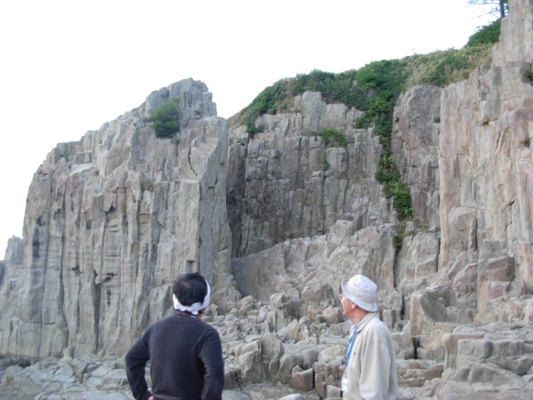 茂さんはボランティアの仲間たちとともに、毎日東尋坊をパトロールして歩く