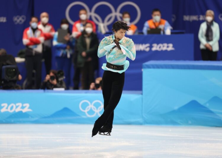 北京冬季五輪、フィギュアスケート男子フリーで４回転半ジャンプに挑む羽生結弦（時事通信フォト）