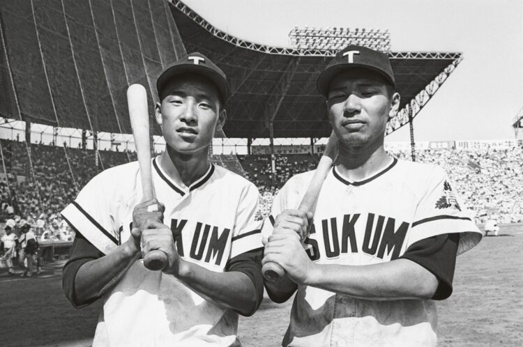 1972年、2打者連続本塁打を記録した津久見の中川信秀（左）と吉近寿一（時事通信フォト）