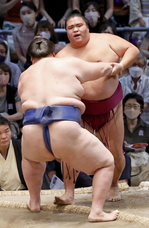 5月場所で早々に負け越しが決まった大関・御嶽海(写真/共同通信社)