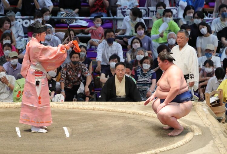 不戦勝で11勝目をあげた逸ノ城（時事通信フォト）