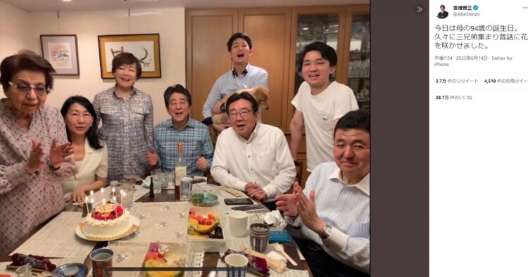 安倍寛信氏や洋子さんが集まる写真（安倍晋三氏のTwitterより）