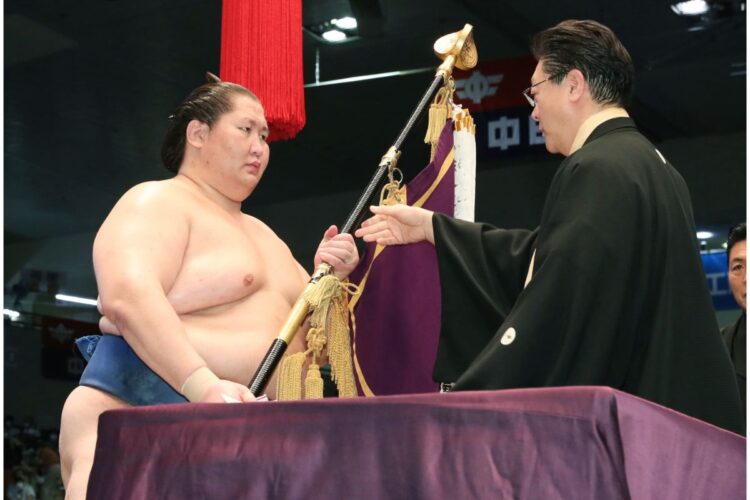 怪物と期待された衝撃のデビューから約8年、ついに幕内最高優勝に手が届いた（時事通信フォト）